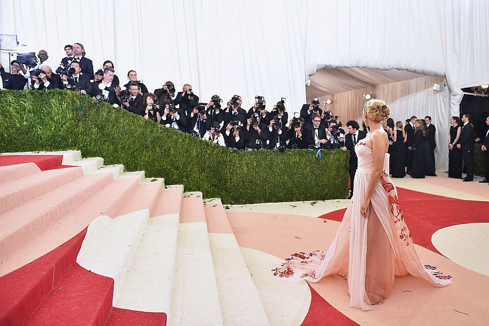 Блейк Лайвли на червения килим на Met Gala през 2016 година