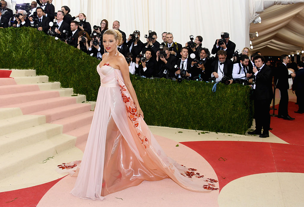 Блейк Лайвли на червения килим на Met Gala през 2016 година