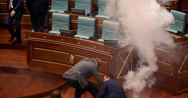Косовски депутати от крайно дясното движение Самоопределение разпръснаха сълзотворен газ