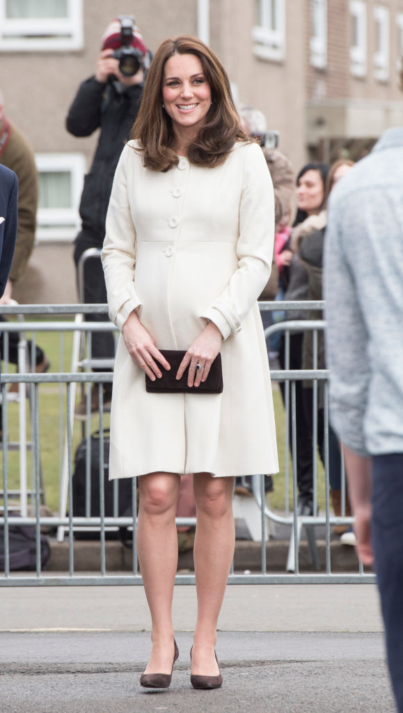 Херцогиня Катрин винаги успява да впечатли със стилна визия и по време на бременността си