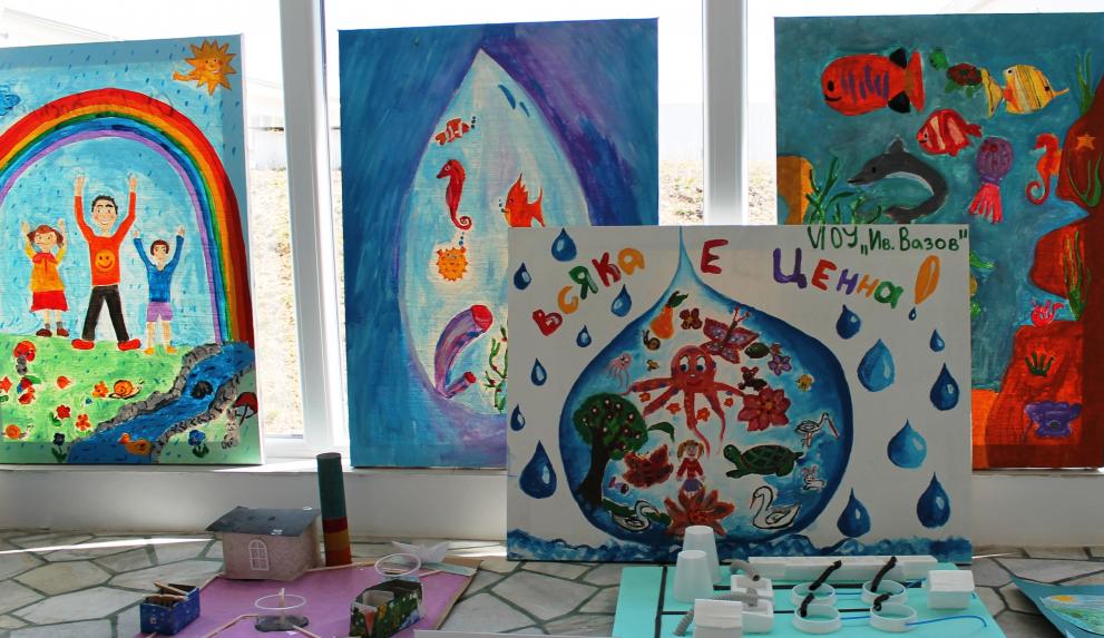 Снимката е от изложба с творби на ученици от СУ „Райчо Каролев”, посветена на Световния ден на водата, изложбата е от 2017 год.