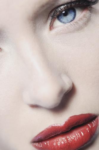  Стрелец <br> Стрелците са родени спечелили. Те рядко могат да сбъркат с грима си. Винаги е нужно да залагате на положителни артикули за кожа – декор дьо загар, коректори, пудри. При добре основаната основа, подчертавайте колкото се може по-често устните си в черешово алено. 