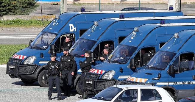 Френският министър на вътрешните работи Жерар Колон заяви, че жандармеристът,
