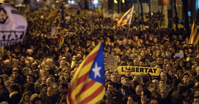 Сблъсъци между каталунската полиция и участници в протестни акции избухнаха