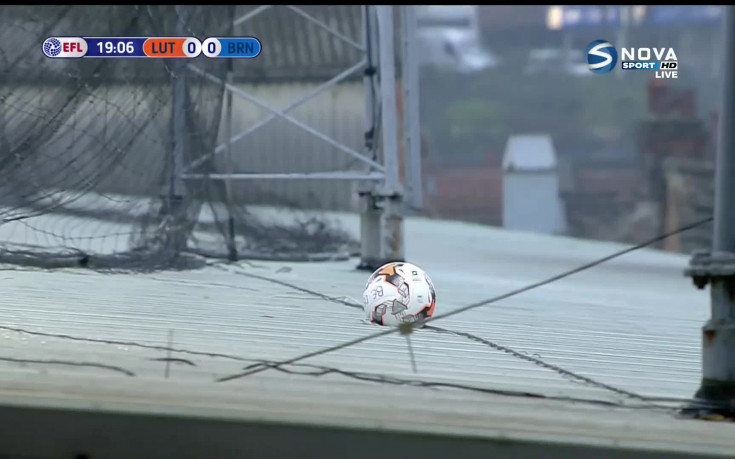 Топка върху козирката след хамалски шут, така е в долните дивизии