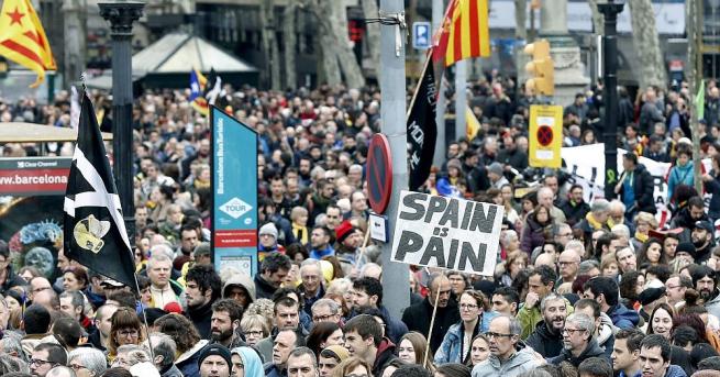 Хиляди демонстранти с каталунски знамена излязоха по улиците на Барселона