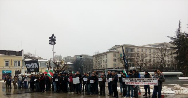 Над 100 таксиметрови шофьори се събраха на протест в Русе