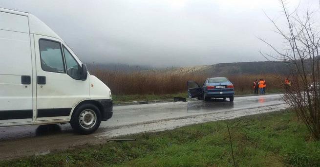 Възрастен мъж загина при тежка катастрофа между лек автомобил и