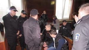 Близо 200 таксиметрови шофьори от различни градове на страната протестираха