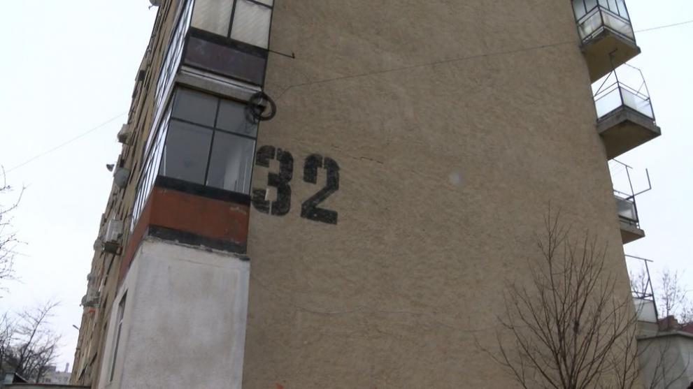  Ученик стреля с въздушна пушка по строителни служащи в Казанлък 