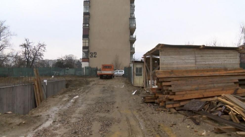  Ученик стреля с въздушна пушка по строителни служащи в Казанлък 