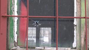 Ученик стреля с въздушна пушка по строителни работници в Казанлък