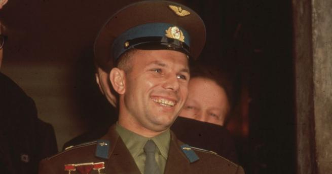 Официално Юрий Гагарин намира смъртта си в самолета, опитвайки се