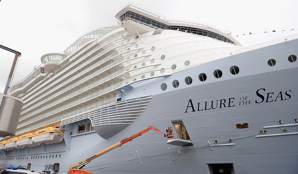 <strong>Allure of the Seas </strong><br>
<br>
Впечатляващият Allure of the Seas е с 18 палуби, дължина 362 м, и капацитет от над 6200 души. Корабът е почти 5 пъти по-голям от Титаник и по-дълъг от 3 футболни стадиона и Айфеловата кула.