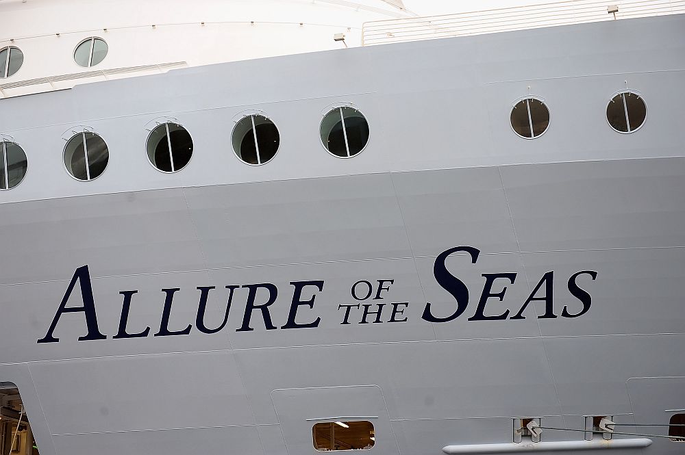 <strong>Allure of the Seas</strong><br>
<br>
Впечатляващият Allure of the Seas е с 18 палуби, дължина 362 м, и капацитет от над 6200 души. Корабът е почти 5 пъти по-голям от Титаник и по-дълъг от 3 футболни стадиона и Айфеловата кула.