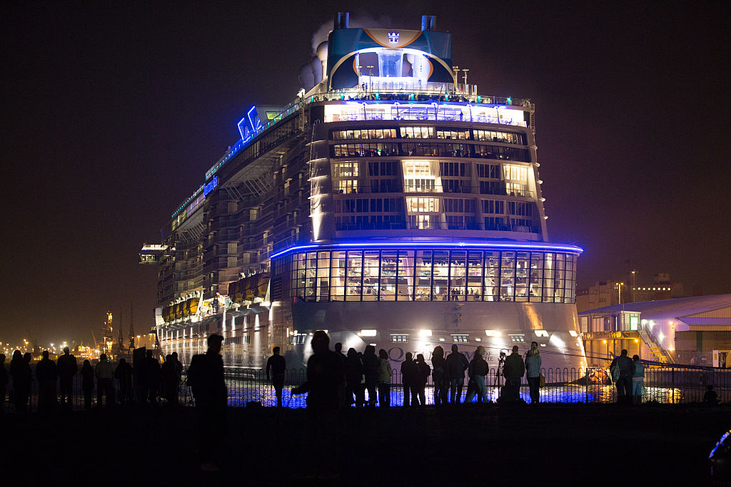 <strong>Quantum of the Seas </strong><br>
<br>
Quantum of the Seas е кораб с дързък дизайн и множество иновации. Има 16 палуби. Побира 4180 пътници и 1500 души екипаж. На 300 метра над водата е поставена гондола (в стил London Eye), така че пътниците могат да видят океана и пристанищата от птичи поглед. На борда има скайдайвинг симлатор, блъскащи колички, предлагат се уроци по цирково изкуство.