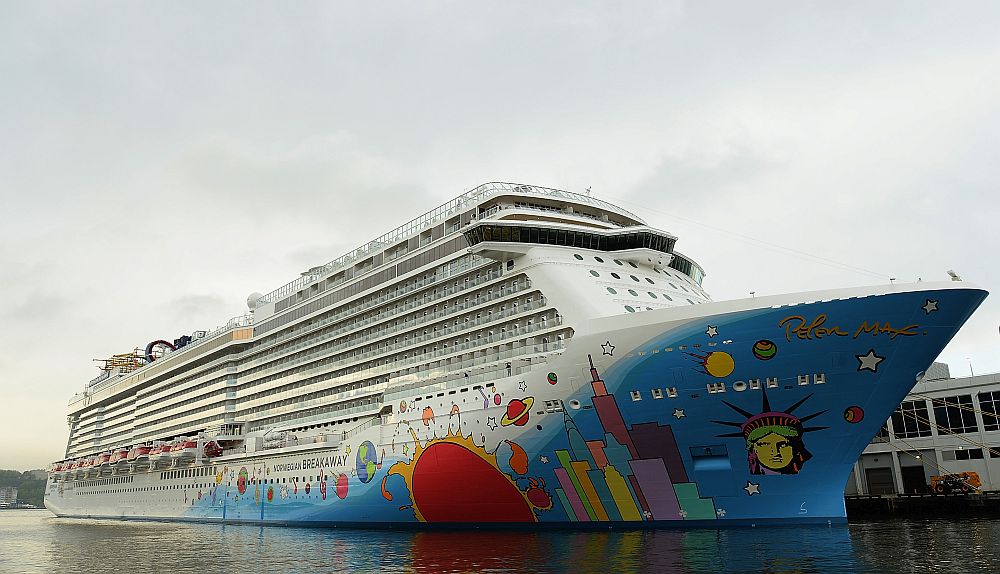 <strong>Norwegian Breakaway </strong><br>
<br>
Круизният кораб Norwegian Breakaway е с дължина 326 метра и ширина 52 метра. Norwegian Breakaway е обявен за най- добър круизен кораб за семейна почивка от USA Today, защото на борда има за всекиго по нещо. Може да се насладите на морския бриз, докато се разхождате по The Waterfront - 400 метра „крайбрежна улица“, на 25 ресторанта с разнообразна кухня от цял свят, воден парк и много други забавления за малки и големи.