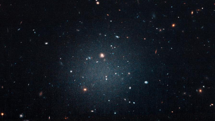 Учени смятат, че са разгадали загадката на тъмната материя