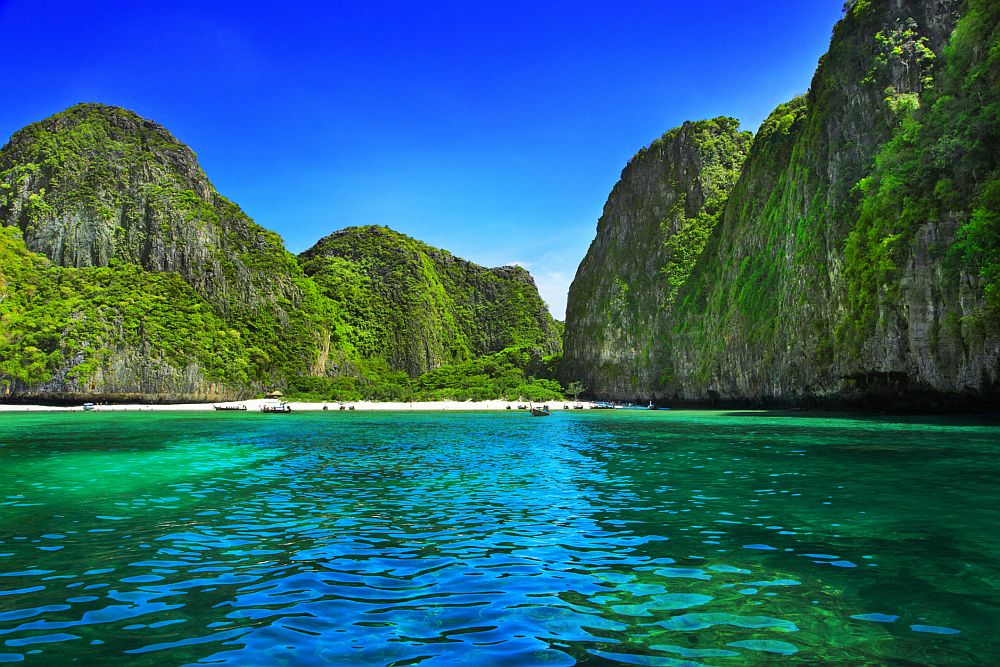 Остров Фи Фи Лей е вторият по големина остров от тайландския архипелаг Фи Фи, разположен в Андаманово море. Той принадлежи към провинция Краби и се състои от пръстен от стръмни варовикови хълмове и няколко залива, най-известният от които е Мая Бей, станал популярен от филма с Леонардо Ди Каприо - Плажът.