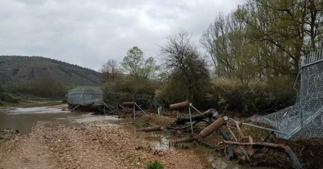 Част от оградата по българо-турската граница край свиленградско село е
