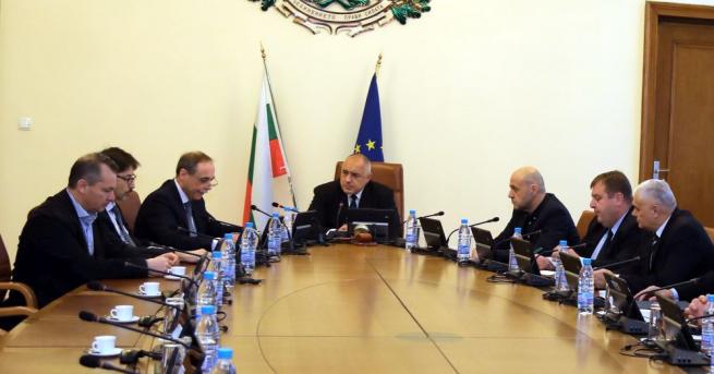 България няма да гони руски дипломати и технически лица от