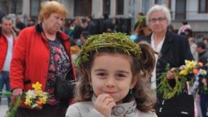 момиченце на Цветница