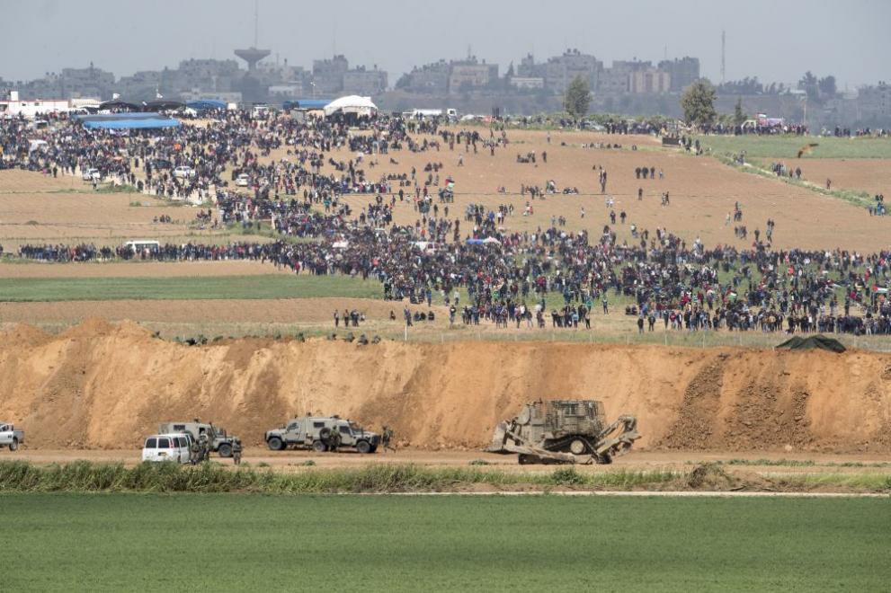  Хиляди палестинци стачкуват край границата с Израел 