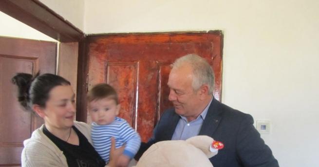 Кметът на община Смолян Николай Мелемов даде подаръци на бебе