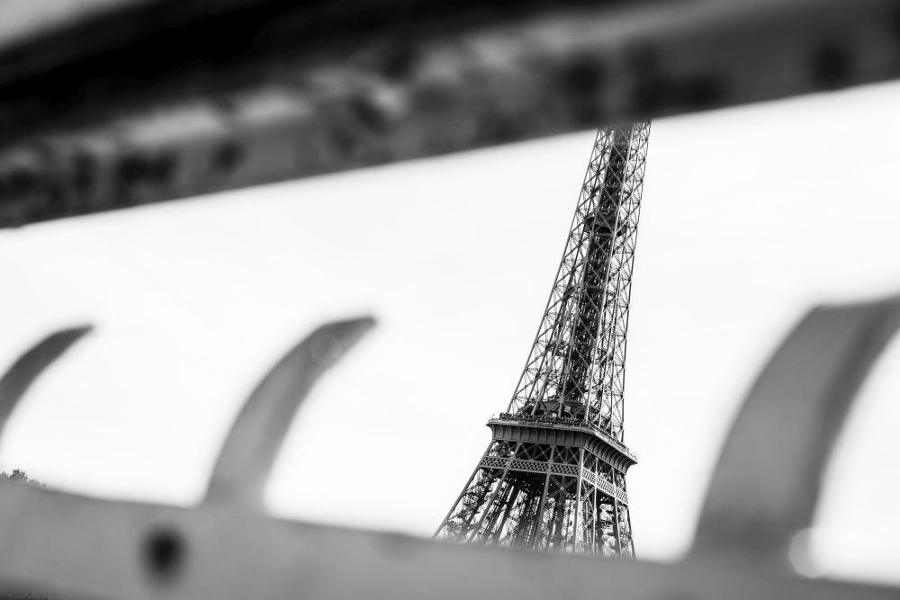 Днес се навършват 129 години от построяването на най-разпознаваемата забележителност в света - Айфеловата кула.<br />
<br />
Построена е за едва 2 години, 20 месеца и 5 дни. Тя е висока 300 метра, a посетителите, които се редят на опашка, за да погледнат Париж от последния й етаж, са 7 милиона на година.