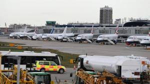 Хиляди полети бяха отложени във Великобритания след като технически проблеми