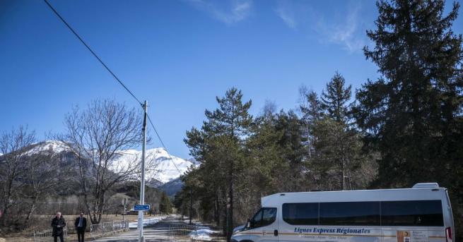 Малък двумоторен самолет се разби на автомагистрала в централна Франция