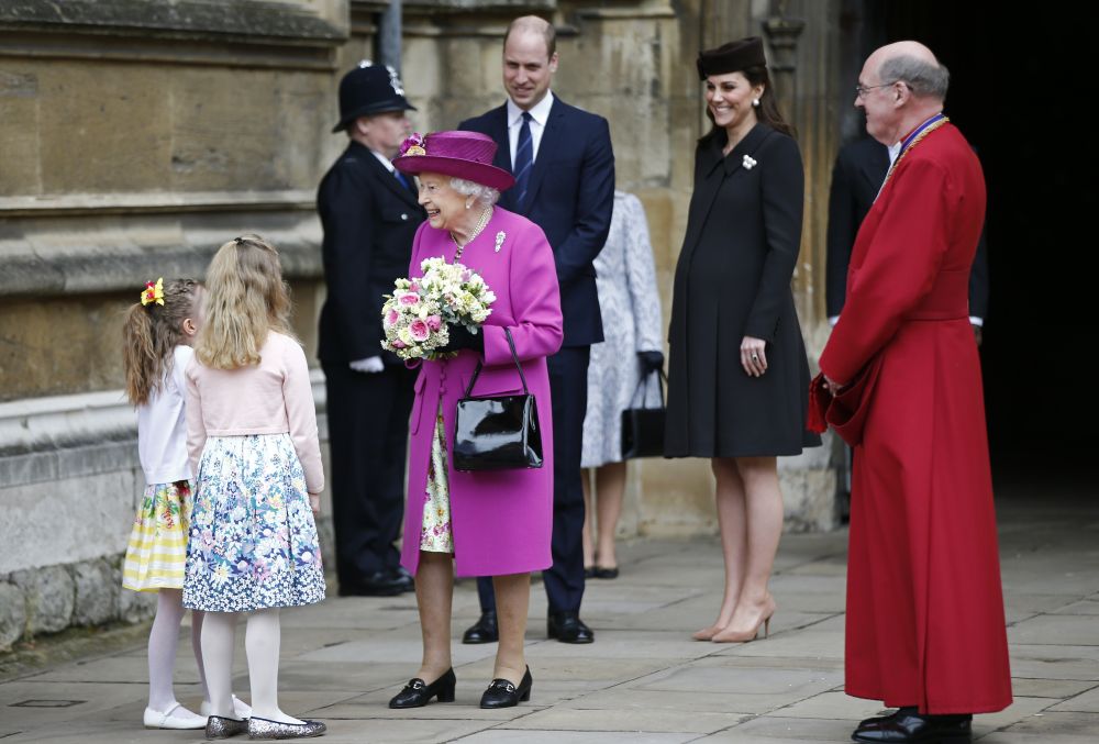 Британската кралица Елизабет Втора, принц Уилям, съпругата му Кейт Мидълтън и други членове на кралското семейство се събраха на великденска църковна служба в параклиса Сейнт Джордж в Уиндзор.<br />
 <br />
Принц Уилям и съпругата му пристигнаха с няколко минути закъснение, а принц Хари и годеницата му Меган Маркъл отсъстваха от церемонията.<br />
 