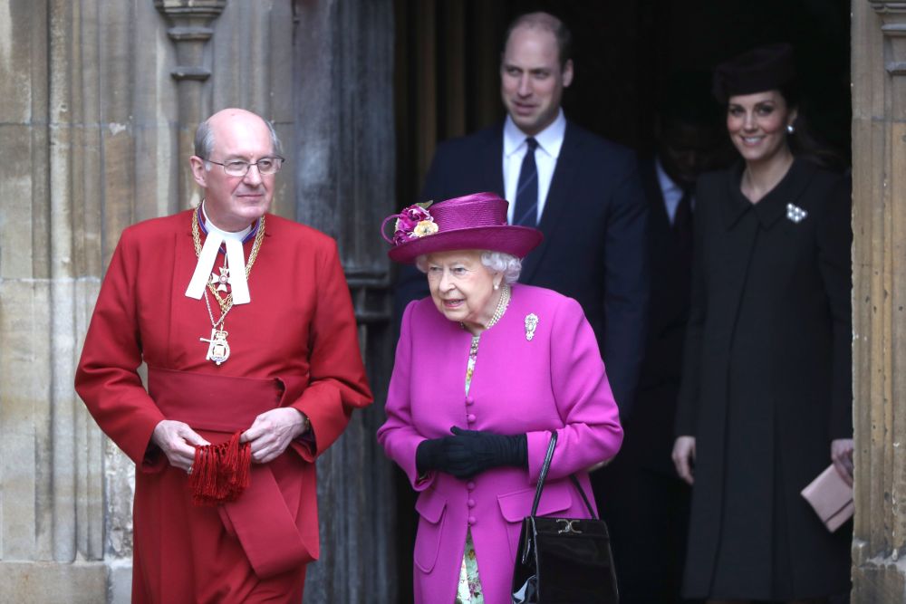 Британската кралица Елизабет Втора, принц Уилям, съпругата му Кейт Мидълтън и други членове на кралското семейство се събраха на великденска църковна служба в параклиса Сейнт Джордж в Уиндзор.<br />
 <br />
Принц Уилям и съпругата му пристигнаха с няколко минути закъснение, а принц Хари и годеницата му Меган Маркъл отсъстваха от церемонията.<br />
 