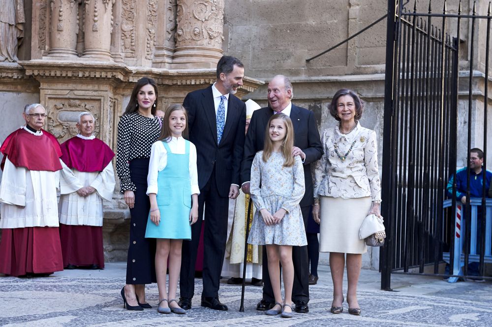 Испанското кралско семейство присъства на Великденската меса в Палма де Майорка. Двете дъщери на испанския крал Фелипе VI - принцесите Леонор и София, приковаха погледите с усмивките си.