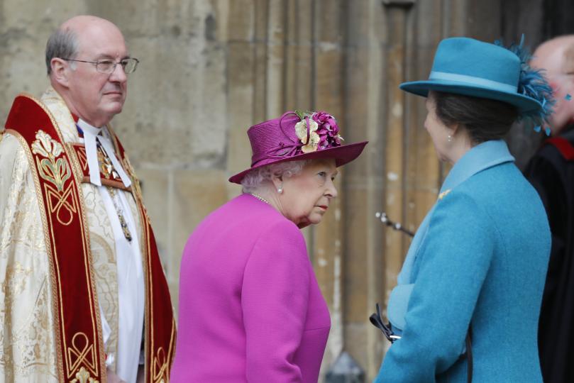 <p>Британската<strong>&nbsp;кралица Елизабет Втора, принц Уилям, съпругата му Кейт Мидълтън</strong>&nbsp;и&nbsp;<strong>други членове на кралското семейство&nbsp;</strong>се събраха на&nbsp;<strong>великденска църковна служба&nbsp;</strong>в&nbsp;<strong>параклиса &quot;Сейнт Джордж&quot; в Уиндзор</strong>.</p>

<p><strong>Принц Уилям и съпругата му</strong>&nbsp;пристигнаха с няколко минути закъснение. Кейт е бременна с третото им дете и се очаква то да се роди през месеца.</p>

<p><strong>Принц Хари и годеницата му</strong>, американската актриса Меган Маркъл,&nbsp;<strong>не присъстваха</strong>. Представители на двореца казаха, че&nbsp;<strong>двойката има лични планове за почивните дни</strong>. Двамата ще сключат брак в параклиса &quot;Сейнт Джордж&quot; на 19 май.</p>

<p><strong>Отсъстваше и принц Филип</strong>. 96-годишният съпруг на кралицата се оттегли от обществените си ангажименти и се появява на събития по-рядко.</p>