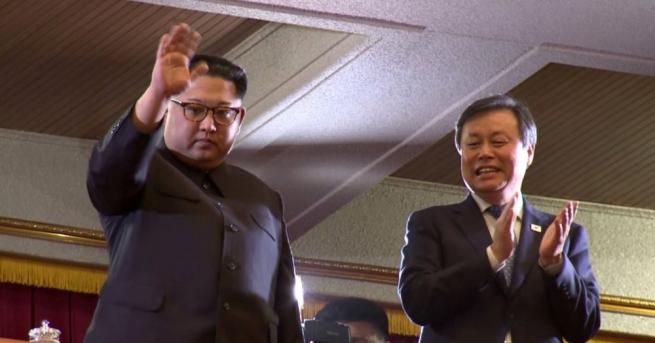 Севернокорейският лидер Ким Чен ун и съпругата му И Сол джу присъстваха