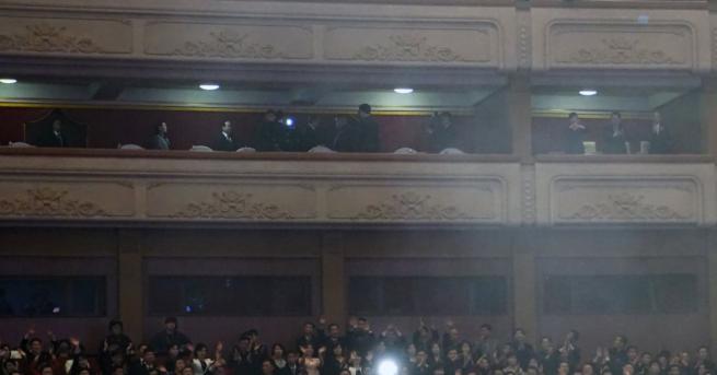 Севернокорейският лидер Ким Чен ун аплодирал с широка усмивка и останал