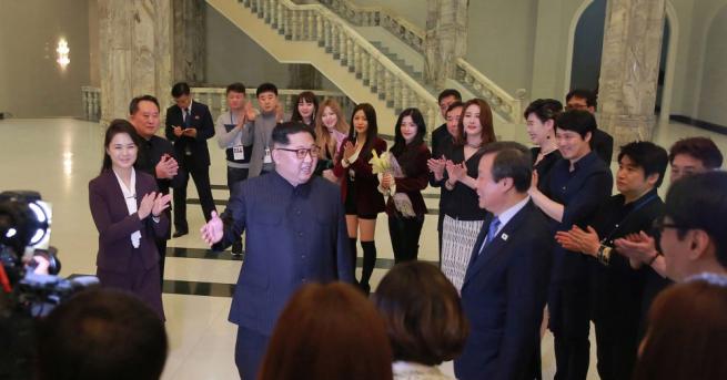 Севернокорейският лидер Ким Чен-ун аплодирал с широка усмивка и останал