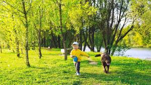 куче дете пролет