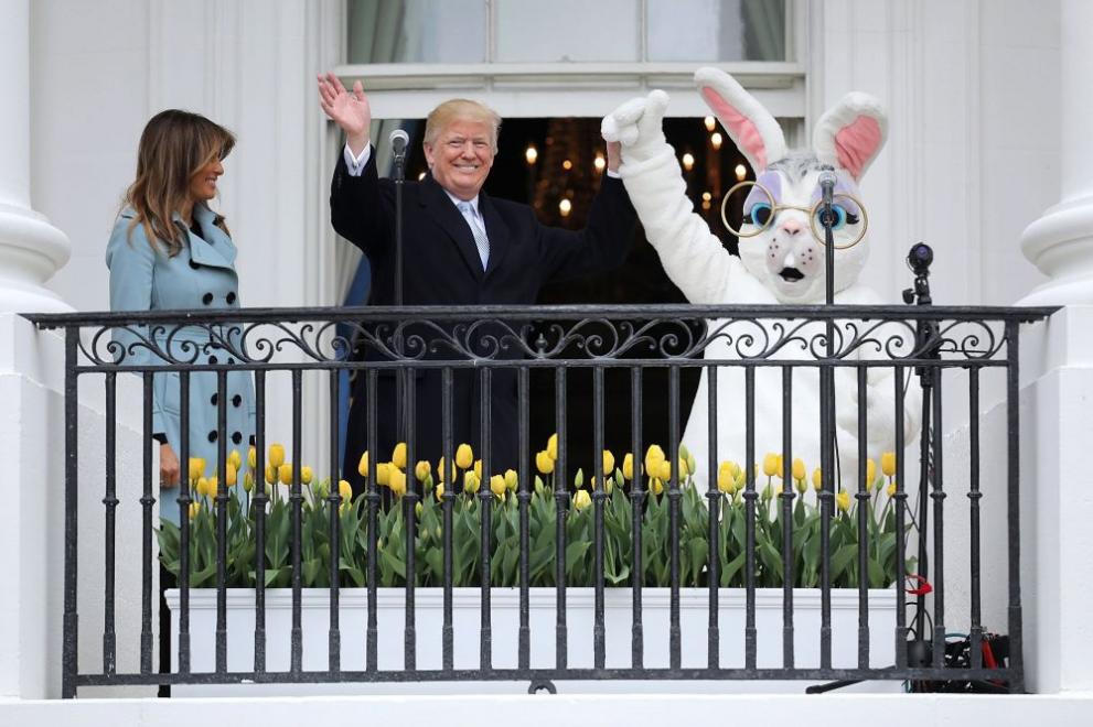  Семейство Тръмп съблюдава дългогодишната великденска традиция търкалянето на яйца по моравата в Белия дом. 