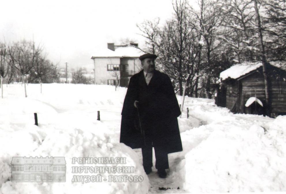 . Никола Конкилев пред къщата си, 40-те год. на ХХ век