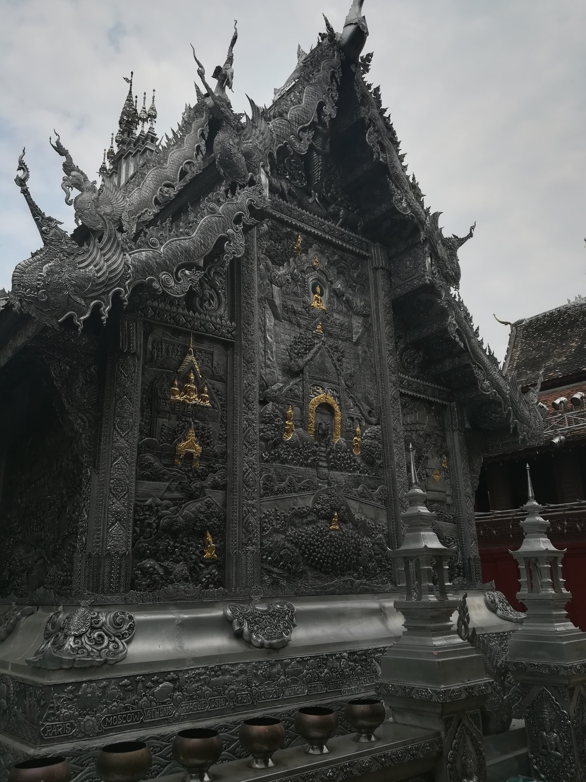 Единственият сребърен храм в Тайланд се намира в град Чианг Май. Входът за жени в Wat Sri Suphan е забранен. Любопитното е, че на гърба на тази величествена сграда са изписани имената на някои столици от цял свят, включително присъства и София. Близо до храма монаси се учат да обработват сребро. В началото работят с алуминий, докато не станат достатъчно добри в занаята.