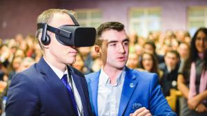 Просветният министър влезе в ролята на хирург