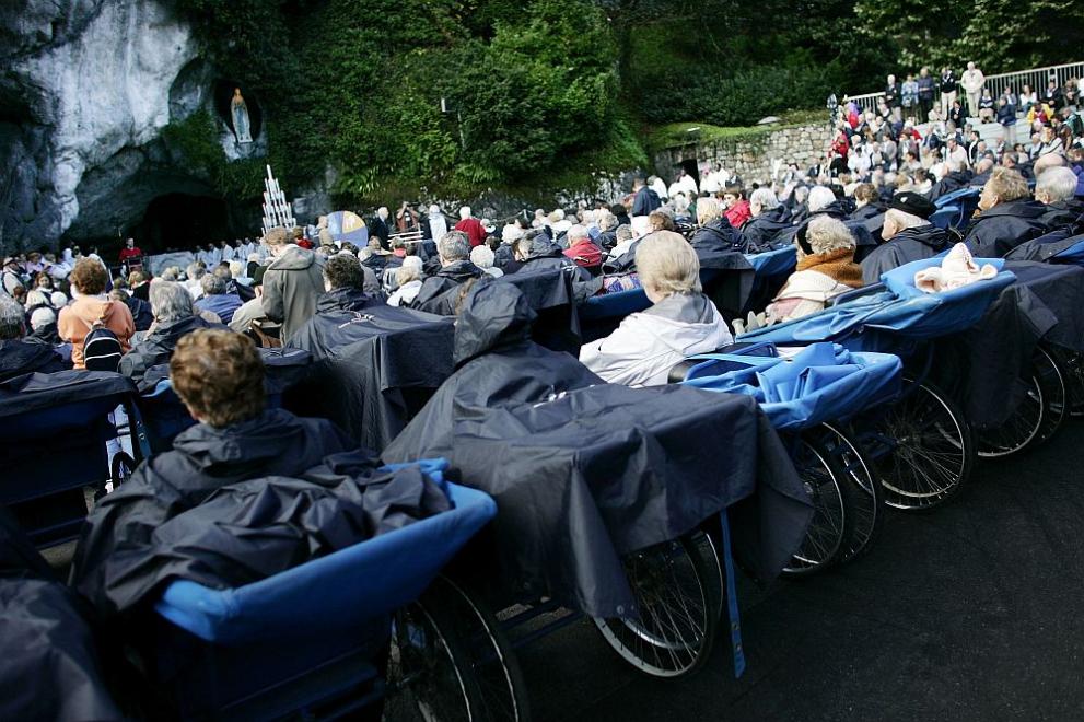  Лурд е най-голямото светилище на Света Богородица в Европа. Намира се в Южните Пиринеи във Франция. Тук през 1858 година Дева Мария се явява на скромното момиче Бернадет 18 пъти. От тогава до момента милиони поклонници са посетили мястото, получавайки духовно и физическо изцерение. 