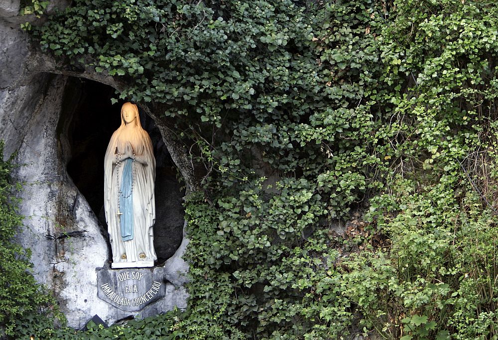 Лурд е най-голямото светилище на  Света Богородица в Европа. Намира се в Южните Пиринеи във Франция. Тук през 1858 г. Дева Мария се явява на скромното момиче Бернадет 18 пъти. От тогава досега милиони поклонници са посетили мястото, получавайки духовно и физическо изцерение.