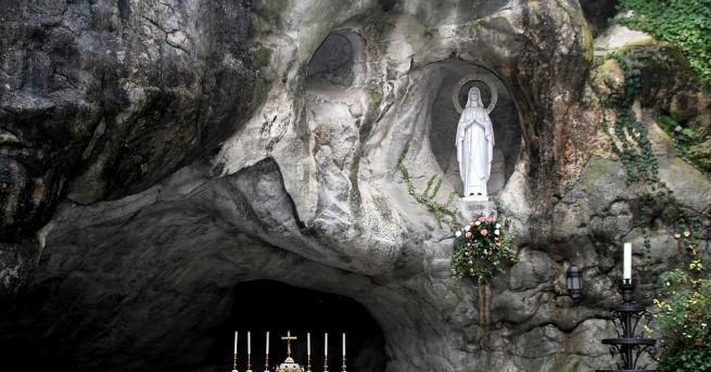 Лурд е малък град разположен в югозападната част на Франция