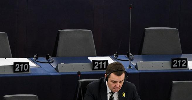 Белгийският евродепутат Марк Демесмакер е бил открит в безсъзнание в