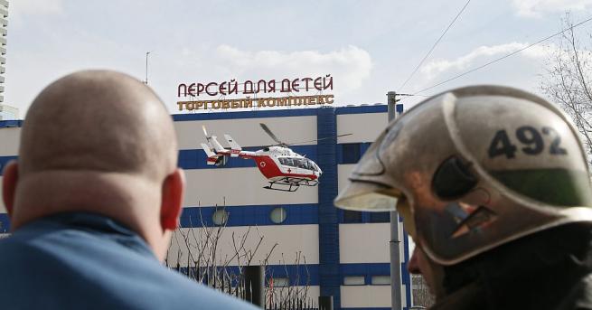 Един човек е загинал а стотици са били евакуирани при