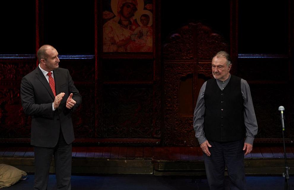  Президентът Румен Радев и артистът Васил Михайлов 