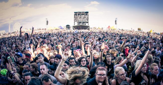 Времето навън става все по хубаво което оправя и настроението ни